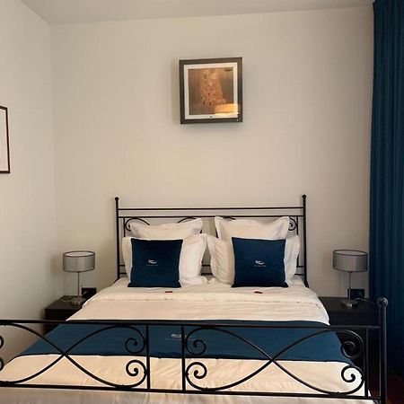 Botanique Suites Airbnb, Антверпен Екстериор снимка