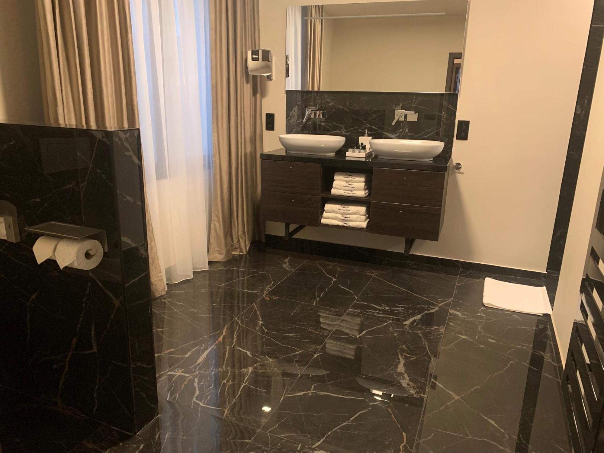 Botanique Suites Airbnb, Антверпен Екстериор снимка