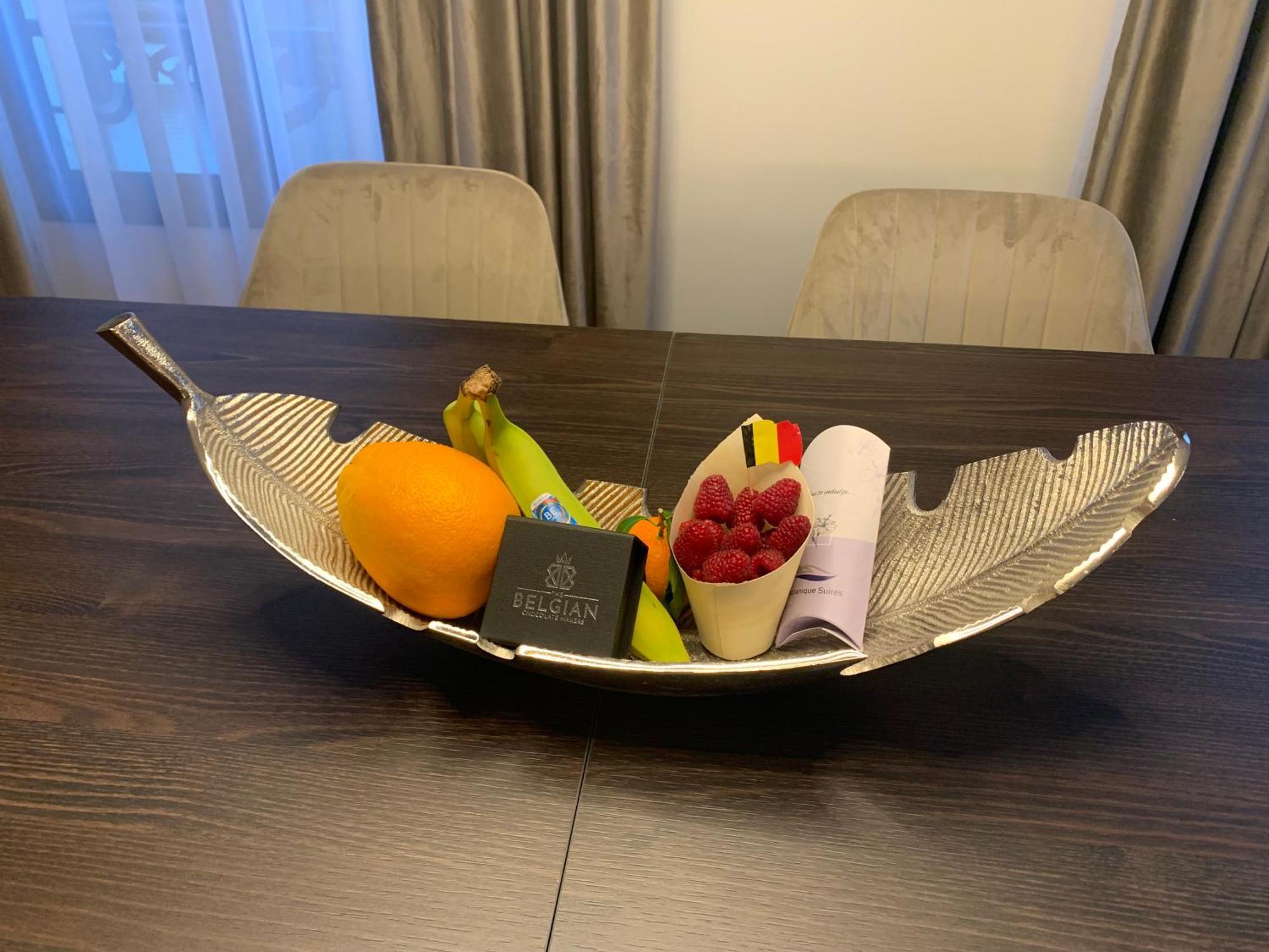 Botanique Suites Airbnb, Антверпен Екстериор снимка