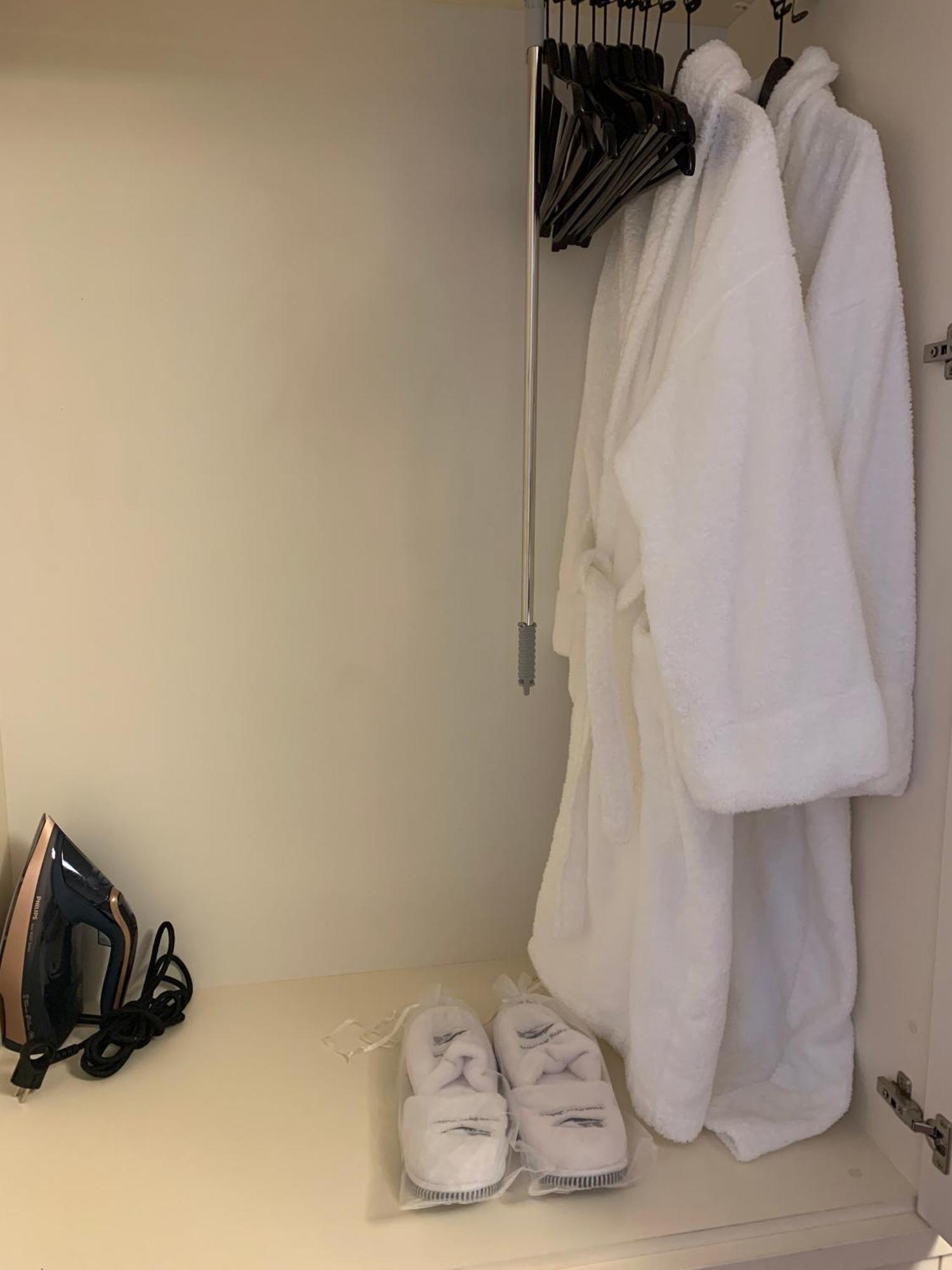 Botanique Suites Airbnb, Антверпен Екстериор снимка